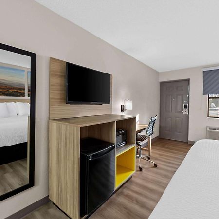 Days Inn By Wyndham Brownsville Екстер'єр фото