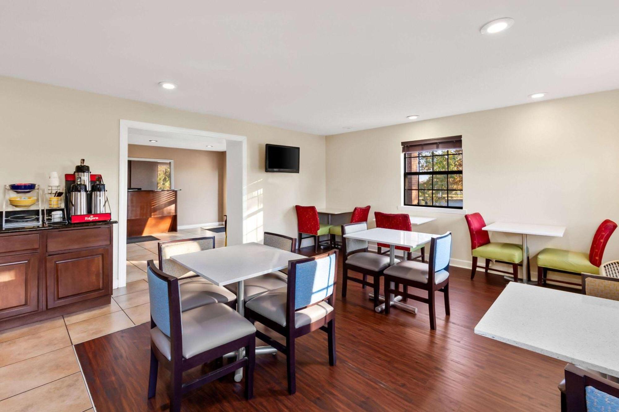 Days Inn By Wyndham Brownsville Екстер'єр фото