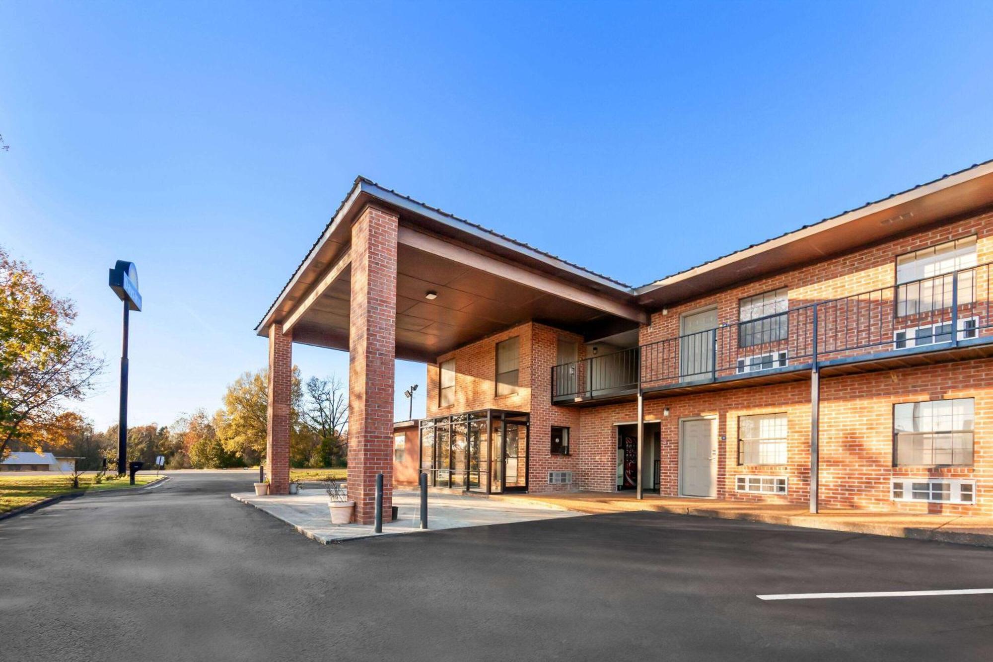 Days Inn By Wyndham Brownsville Екстер'єр фото