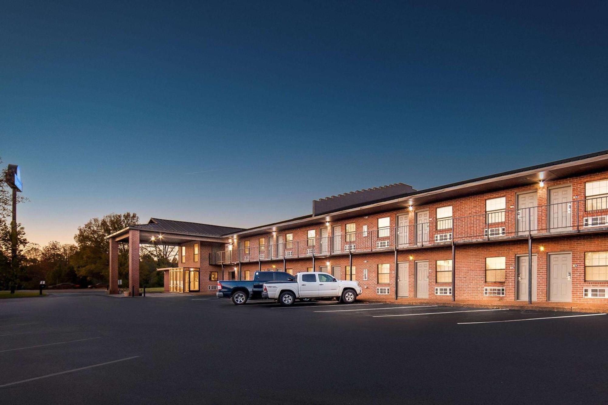 Days Inn By Wyndham Brownsville Екстер'єр фото