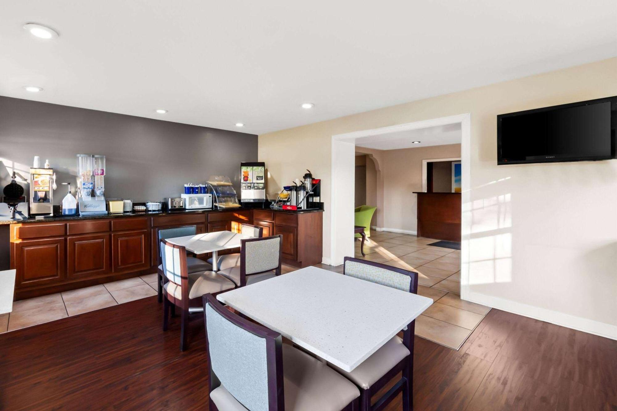 Days Inn By Wyndham Brownsville Екстер'єр фото